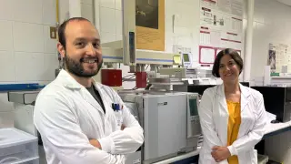 Los coordinadores principales del proyecto, Ignacio Ontañón y Mónica Bueno, en el Laboratorio de Análisis del Aroma y Enología de la Universidad de Zaragoza.