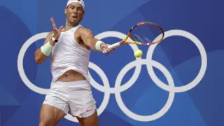 PARÍS, 23/07/2024.- El tenista español Rafael Nadal durante el entrenamiento este martes en la Villa Olímpica de París (Francia), para preparar su debut en los Juegos Olímpicos. EFE/ Lavandeira