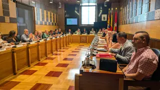 Imagen del pleno extraordinario convocado por el Ayuntamiento de Huesca para aprobar una declaración a favor de la subsede del Mundial.