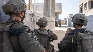 Las tropas israelíes desplegadas en la Franja de Gaza continúan centrando sus ataques en Jan Yunis