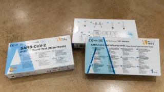 Varios test para detectar covid-19 de venta en las farmacias.