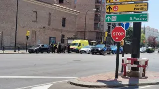 Accidente entre una moto y un coche en el Paseo de María Agustín