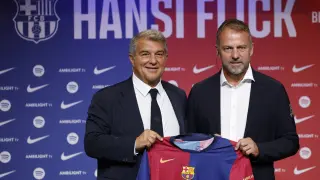 El presidente del FC Barcelona, Joan Laporta, junto a Hansi Flick, nuevo entrenador alemán del FC Barcelona.