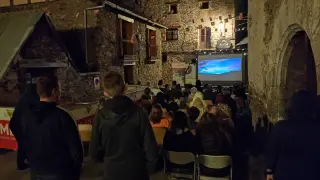 Proyección nocturna de un documental en la localidad de Gistaín