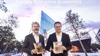 Santiago Martínez y Enrique Barbero, en la presentación del último número de la revista Economía Aragonesa.