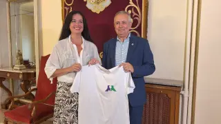 La alcaldesa, Lorena Orduna, y el subdelegado del Gobierno en Huesca, Carlos Campo, posan con la camiseta que se repartirá el 8 de agosto para concienciar contra las agresiones sexuales.