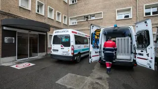 Un paciente llega en ambulancia al Hospital San Juan de Dios de Zaragoza, en una imagen de archivo.
