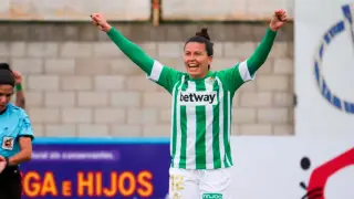 Bea Parra celebra un gol con la camiseta del Betis.