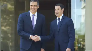 El presidente del Gobierno, Pedro Sánchez, saluda  al lehendakari, Imanol Pradales, en el Palacio de Ajuria Enea, en Vitoria.