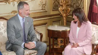 El Rey recibe a la alcaldesa de París en la embajada de Espaa