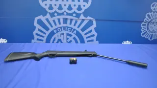 Escopeta intervenida por la Policía Nacional en la vivienda del menor.