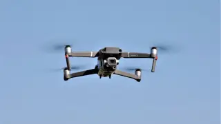 Imagen de un dron volando.