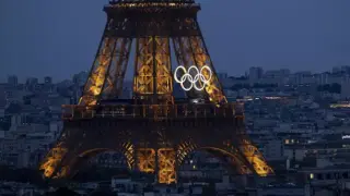Los aros olímpicos en la Torre Eiffel en los días previos a la ceremonia de inauguración de los Juegos de 2024.