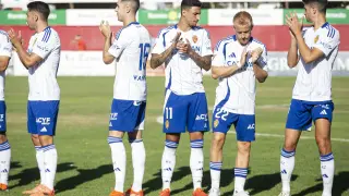 Los jugadores del Real Zaragoza saludan desde el centro del campo en Calahorra