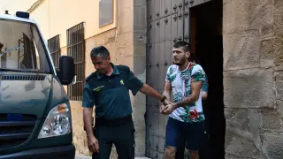 El detenido por la reyerta en una pizzería sale del juzgado de Alcañiz tras haber declarado.