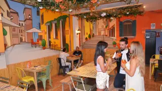 Ambiente callejero del comedor del restaurante De Moretti