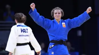 Spain's Laura Martinez Abelenda celebrates her victory at their women -48 kg quarterfinal match against Kazakhstan's Abiba Abuzhakynova in team judo competition at Champ-de-Mars Arena during the 2024 Summer Olympics, Saturday, July 27, 2024, in Paris, France. (AP Photo/Eugene Hoshiko)