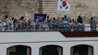 La delegación de la República de Corea desfila por el río Sena, durante la ceremonia de inauguración de los Juegos Olímpicos de París 2024.