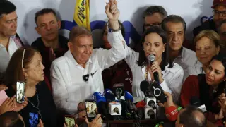 El candidato a la presidencia de Venezuela, Edmudo González Urrutia y la líder opositora venezolana, María Corina Machado, dan declaraciones tras conocer los resultados de las elecciones presidenciales este lunes, en Caracas (Venezuela).