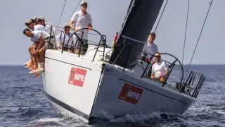 PALMA DE MALLORCA, 28/07/2024.- El rey Felipe VI (c-i) se embarca este domingo en el Aifos para preparar la 42 edición de la Copa del Rey Mapfre de vela que comienza este martes en Palma de Mallorca, en la que el barco de la Armada va a competir en la categoría ORC 0 junto a otras seis embarcaciones. EFE/ 42 Copa de Rey MAPFRE/ Nico Martínez SOLO USO EDITORIAL/ SOLO USO PERMITIDO PARA ILUSTRAR LA NOTICIA QUE ACOMPAÑA/ (CRÉDITO OBLIGATORIO)