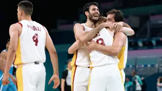 Abrines, Alberto Díaz y Sergio Llull celebran la victoria ante Grecia, con Pradilla a la izquierda.