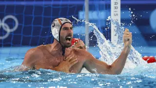 El boya de España Miguel de Toro reacciona ante Hungría durante el partido de ronda preliminar del Grupo B de Waterpolo Masculino, entre España y Hungría, parte de los Juegos Olímpicos de París 2024