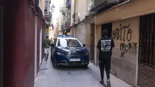 La Policía investiga en el número 42 de la calle de Mariano Cerezo, en el que se ha producido una reyerta con armas blancas.