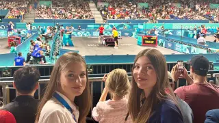 La Princesa Leonor y la Infanta Sofía en el partido Álvaro Robles de tenis mesa durante los Juegos Olímpicos a 30 de Julio de 2024 en París (España)...PRINCESA LEONOR;INFANTA SOFÍA;JUEGOS OLIMPICOS..Casa de S.M. el Rey..30/07/2024 [[[EP]]]