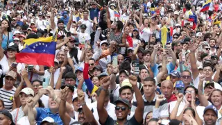 Miles de venezolanos se manifiestan en segundo día por lo que consideran fraude electoral.