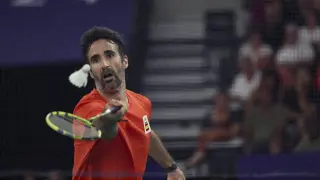 El español Pablo Abián devuelve la pluma al malasio Jia Lee Zii en el individual masculino.