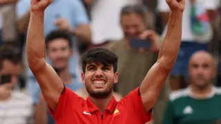 El tenista español Carlos Alcaraz celebra la victoria tras su partido de tercera ronda del torneo individual masculino de tenis de los Juegos Olímpicos de París 2024 disputado contra el ruso Roman Safiullin este miércoles