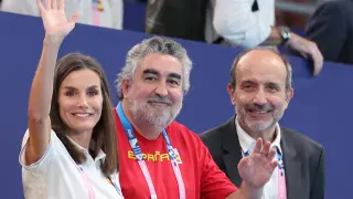 La reina Letizia junto al presidente del Consejo Superior de Deportes, José Manuel Uribes, durante el partido de waterpolo femenino de la ronda preliminar grupo B de los Juegos Olímpicos de París 2024.