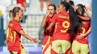 La selección española celebra el triunfo ante Brasil.