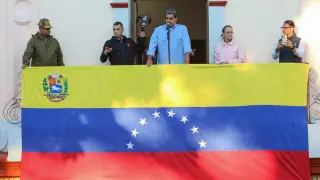 AME6725. CARACAS (VENEZUELA), 30/07/2024.- Fotografía cedida este martes por Prensa Miraflores del presidente de Venezuela, Nicolás Maduro (c), durante su discurso desde el balcón del pueblo ubicado en el Palacio de Miraflores, en Caracas (Venezuela). Maduro retó al candidato presidencial de la oposición mayoritaria, Edmundo González Urrutia, a salir de donde "está escondido" e ir al Palacio de Miraflores -sede del Gobierno, en Caracas- a encontrarse con él y "dar la cara". EFE/ Prensa Miraflores/SOLO USO EDITORIAL/SOLO DISPONIBLE PARA ILUSTRAR LA NOTICIA QUE ACOMPAÑA (CRÉDITO OBLIGATORIO) VENEZUELA CRISIS