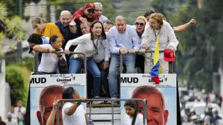 Opposition leader Maria Corina Machado and opposition candidate Edmundo Gonzalez ride atop a truck during a protest against official presidential election results declaring President Nicolas Maduro the winner in Caracas, Venezuela, Tuesday, July 30, 2024, two days after the vote. (AP Photo/Matias Delacroix) [[[AP/LAPRESSE]]]