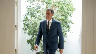 El presidente del Gobierno, Pedro Sánchez, a su llegada a una comparecencia para hacer balance del curso político, en el Complejo de la Moncloa, a 31 de julio de 2024, en Madrid (España). Sánchez ha hecho el balance habitual antes del paréntesis veraniego, una práctica que se recupera, ya que el año pasado no se convocó debido a que las elecciones generales se habían celebrado el 23 de julio. La comparecencia de Pedro Sánchez tiene lugar un día después de hacerse pública su querella al juez Peinado por prevaricación...31 JULIO 2024;MADRID;BALANCE POLÍTICO;COMPARECENCIA;PEDRO SÁNCHEZ;CURSO POLÍTICO..Eduardo Parra / Europa Press..31/07/2024 [[[EP]]]