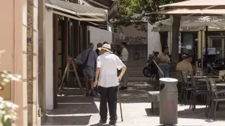 Un anciano pasea por una calle de Zaragoza, este miércoles por la mañana.