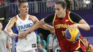 PARÍS, 31/07/2024.- La jugadora de España Vega GImeno (d) supera a la francea Laetitia Guapo durante el partido de fase de grupos de Baloncesto 3x3 Femenino de los Juegos Olímpicos de París 2024, entre Francia y España, este miércoles, en la sede La Concorde de la capital francesa. EFE/ Miguel Toña