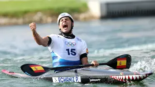 VEl piragüista Pau Echaniz celebra la medalla de bronce.