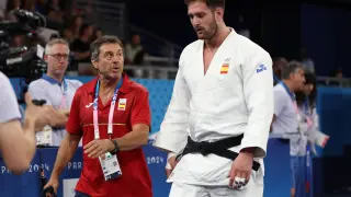 PARÍS, 01/08/2024.- El entrenador nacional de judo masculino Joaquñin Ruiz Llorente (i) conversa con el español Niko Shera (d) durante los Juegos Oímpicos París 2024, este jueves, en la capital francesa. EFE/ Miguel Gutierrez