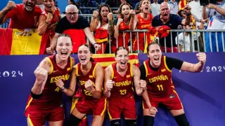 Las españolas celebraron anoche la victoria frente a las anfitrionas.