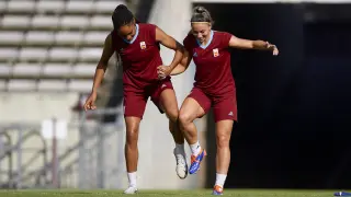 Las futbolistas Salma Paralluelo y Athenea del Castillo, durante el entrenamiento de la selección española.