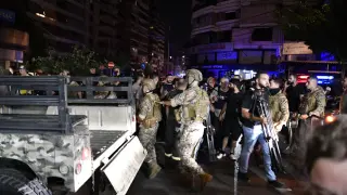 Servicios militares en la zona donde cayó el ataque israelí en Beirut este martes.