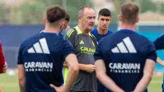 Víctor Fernández, dando las consignas de principio de mañana al equipo en el campo del Pinatar Arena.