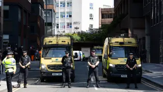 Agentes de policía frente a la corte de Liverpool donde declaró el acusado del asesinato de tres niñas en Southport