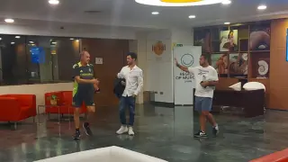 Fernando López, en el centro, sale junto a Víctor Fernández y Juan Carlos Cordero de la reunión cumbre celebrada en la noche de este jueves en el Hotel Thalasia de San Pedro del Pinatar (Murcia).