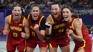 El equipo español celebra la victoria ante Canadá durante el partido de baloncesto femenino 3x3 celebrado entre Canadá y España en los Juegos Olímpicos París 2024 en la capital gala