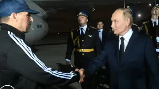 El presidente ruso, Vladímir Putin, saluda a Vadim Krasikov en su llegada a Moscú, tras el intercambio de prisioneros este jueves.