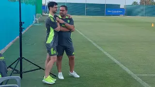 Fernando López y Juan Carlos Cordero, director general y director deportivo del Real Zaragoza, en el entrenamiento matinal del equipo en la concentración de Murcia.