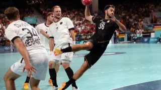 Jugada del duelo entre España y Alemania en los Juegos Olímpicos.